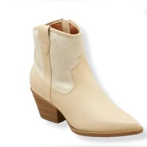 ‼️FLASH SALE‼️‼️✨✨✨Universal Thread/Kay, off white western ankle boots.